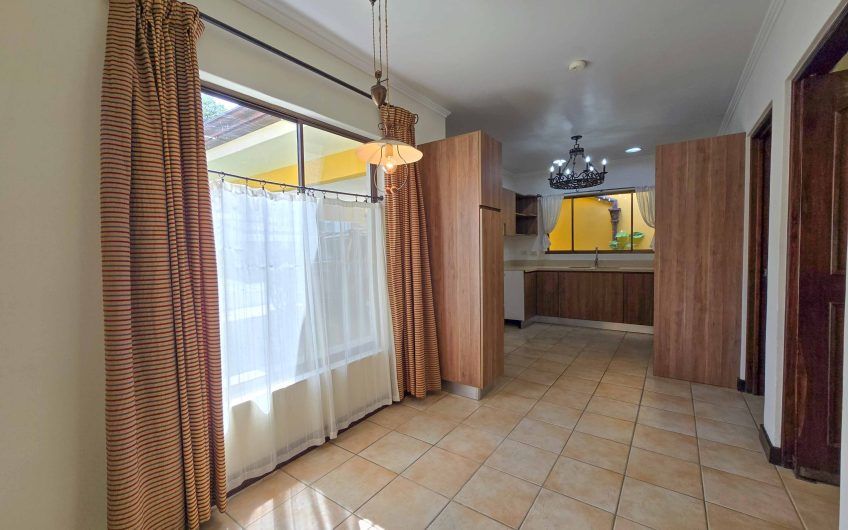 Puerta de Hierro Santa Ana! Condo de 3 habit. con jardín