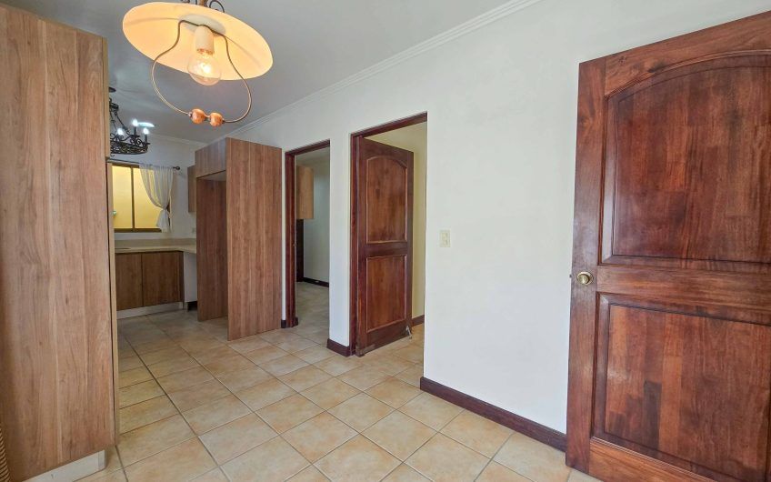 Puerta de Hierro Santa Ana! Condo de 3 habit. con jardín