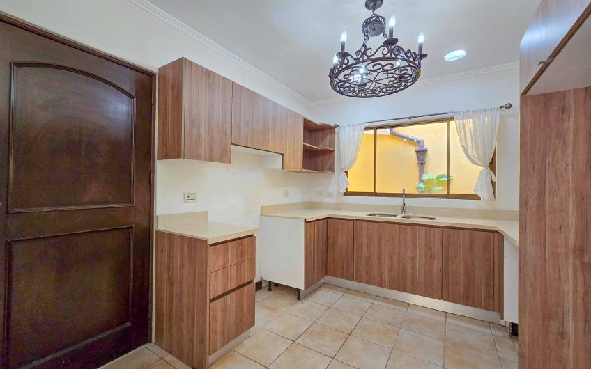 Puerta de Hierro Santa Ana! Condo de 3 habit. con jardín