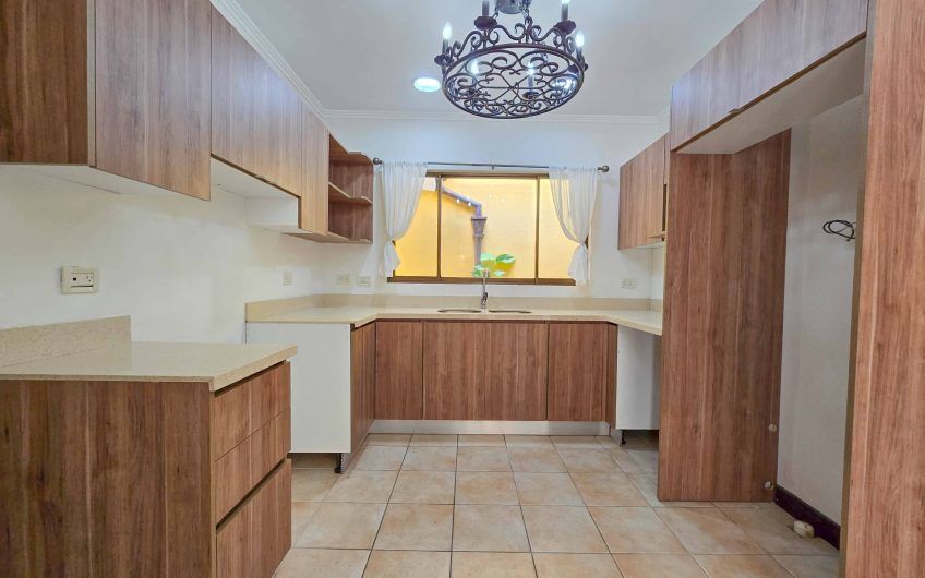 Puerta de Hierro Santa Ana! Condo de 3 habit. con jardín