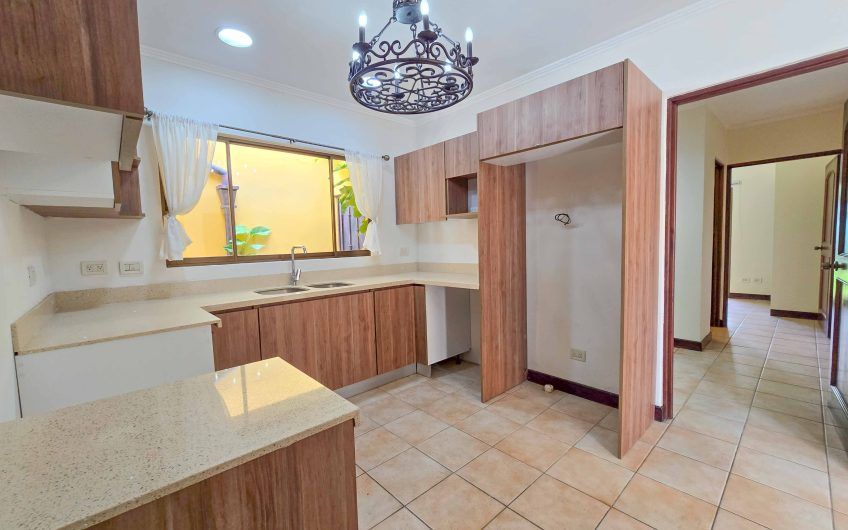 Puerta de Hierro Santa Ana! Condo de 3 habit. con jardín