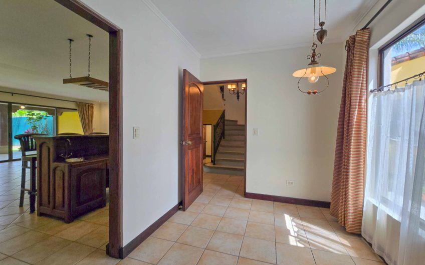 Puerta de Hierro Santa Ana! Condo de 3 habit. con jardín