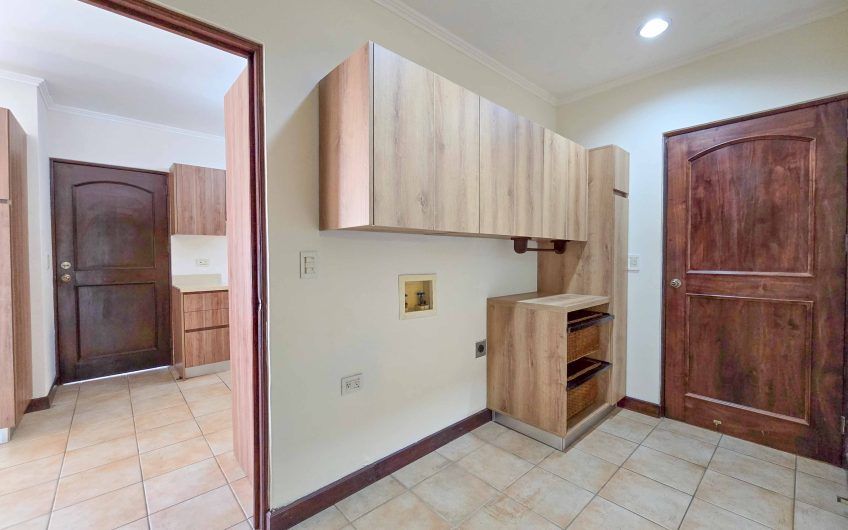 Puerta de Hierro Santa Ana! Condo de 3 habit. con jardín