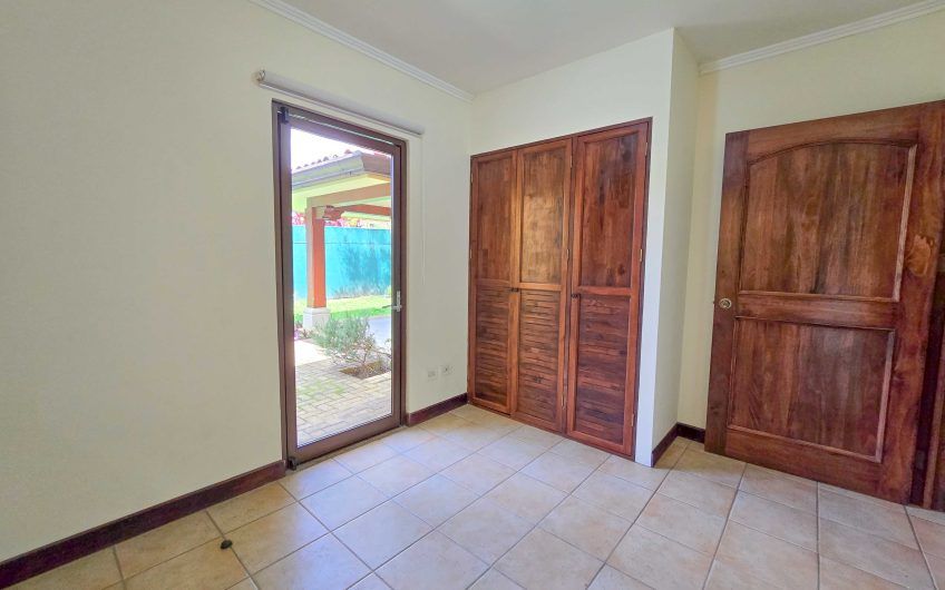 Puerta de Hierro Santa Ana! Condo de 3 habit. con jardín