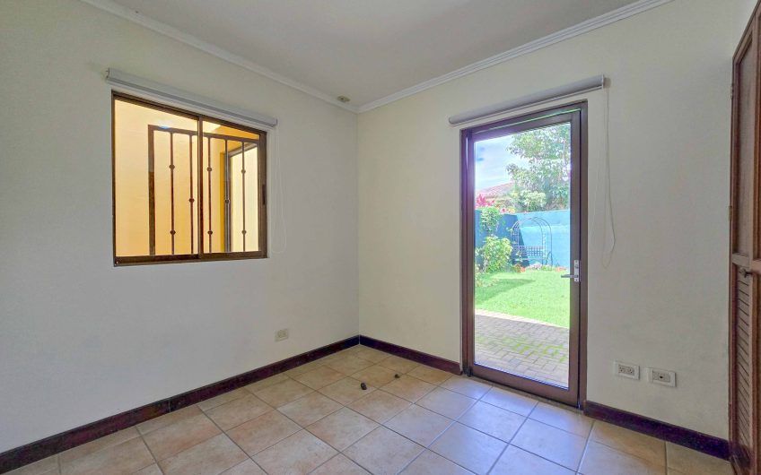 Puerta de Hierro Santa Ana! Condo de 3 habit. con jardín