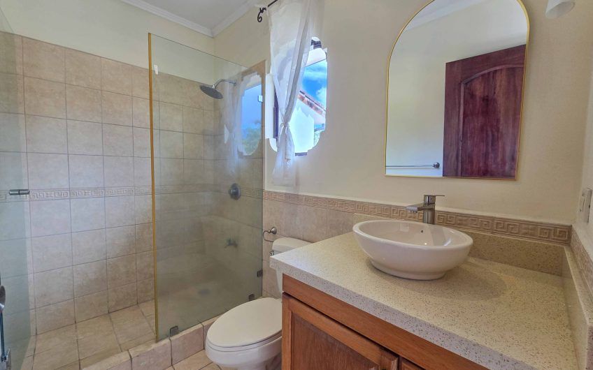 Puerta de Hierro Santa Ana! Condo de 3 habit. con jardín