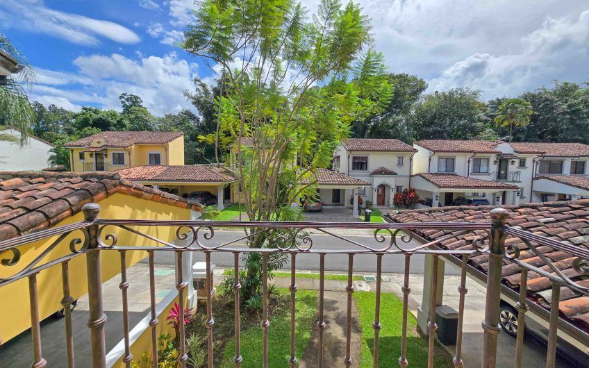 Puerta de Hierro Santa Ana! Condo de 3 habit. con jardín