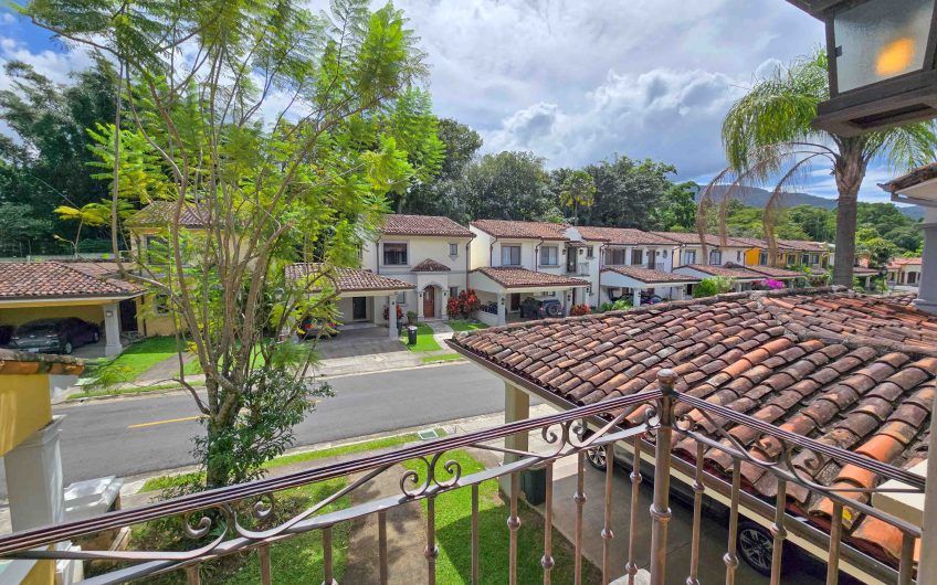 Puerta de Hierro Santa Ana! Condo de 3 habit. con jardín