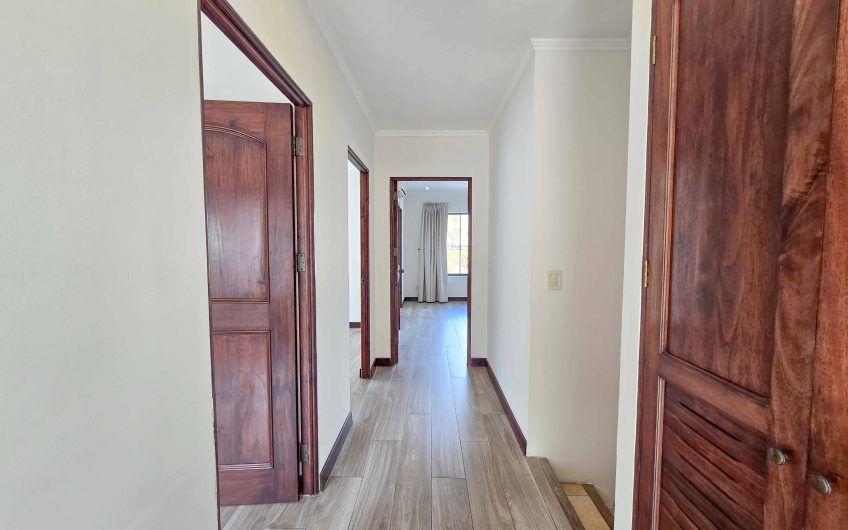 Puerta de Hierro Santa Ana! Condo de 3 habit. con jardín