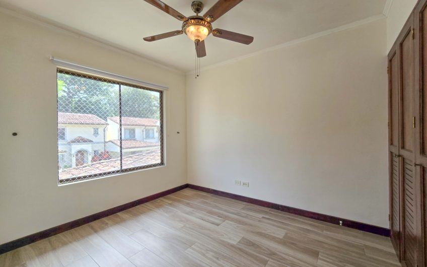 Puerta de Hierro Santa Ana! Condo de 3 habit. con jardín