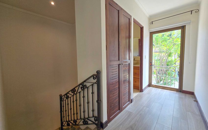 Puerta de Hierro Santa Ana! Condo de 3 habit. con jardín