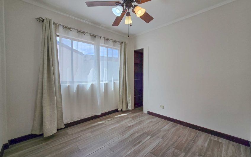 Puerta de Hierro Santa Ana! Condo de 3 habit. con jardín