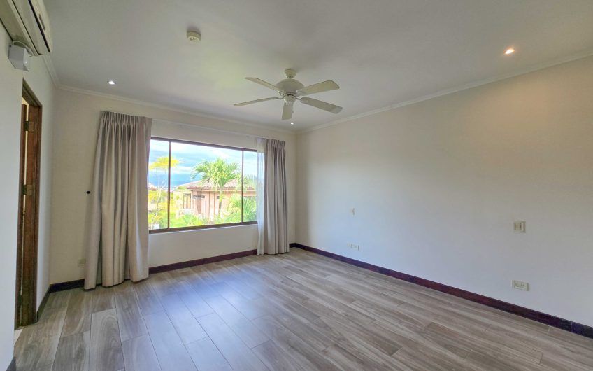 Puerta de Hierro Santa Ana! Condo de 3 habit. con jardín