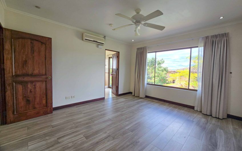 Puerta de Hierro Santa Ana! Condo de 3 habit. con jardín