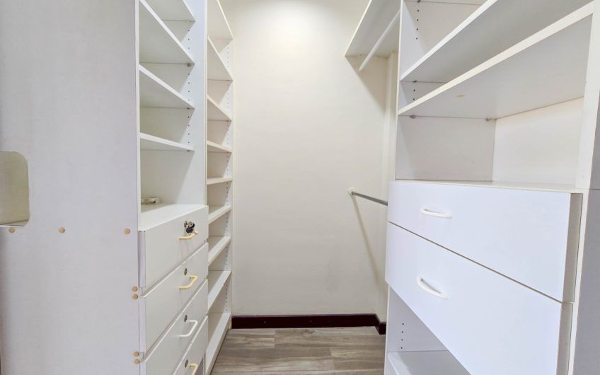 Puerta de Hierro Santa Ana! Condo de 3 habit. con jardín