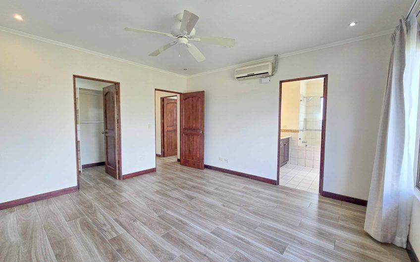 Puerta de Hierro Santa Ana! Condo de 3 habit. con jardín