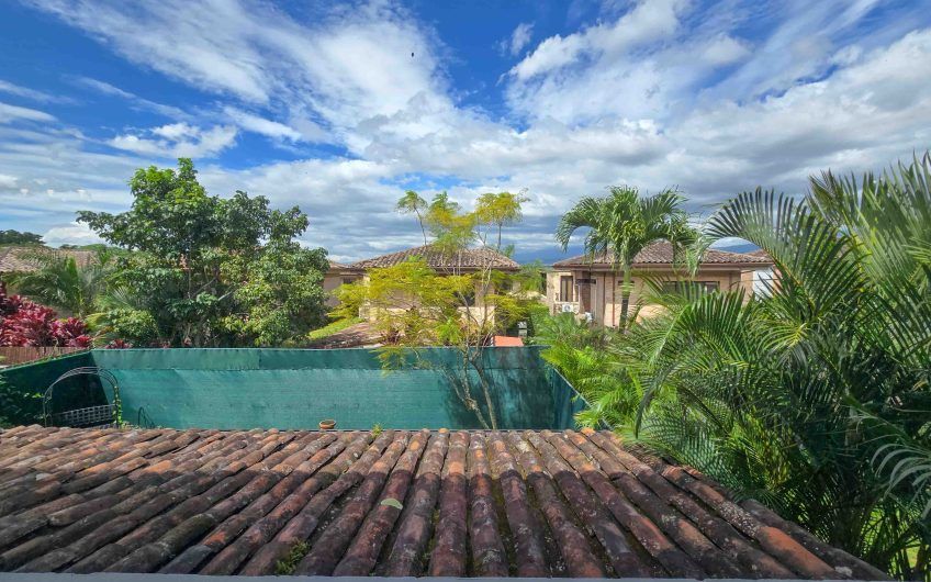 Puerta de Hierro Santa Ana! Condo de 3 habit. con jardín