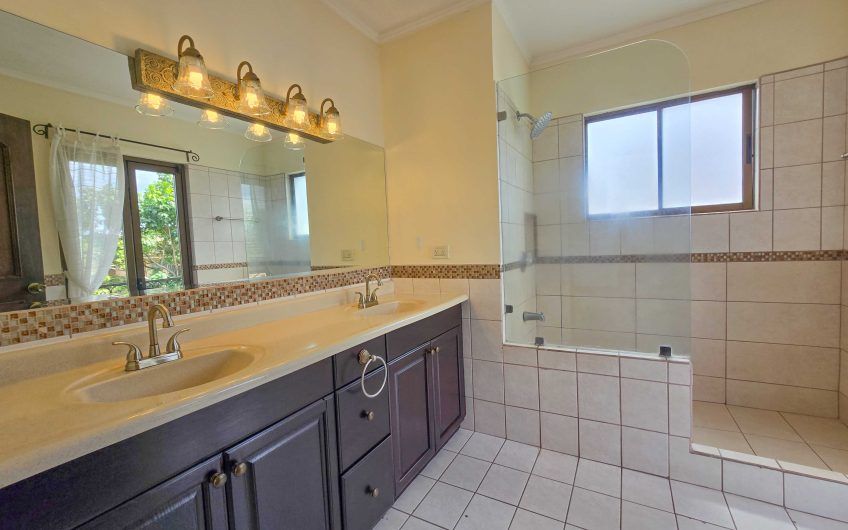 Puerta de Hierro Santa Ana! Condo de 3 habit. con jardín