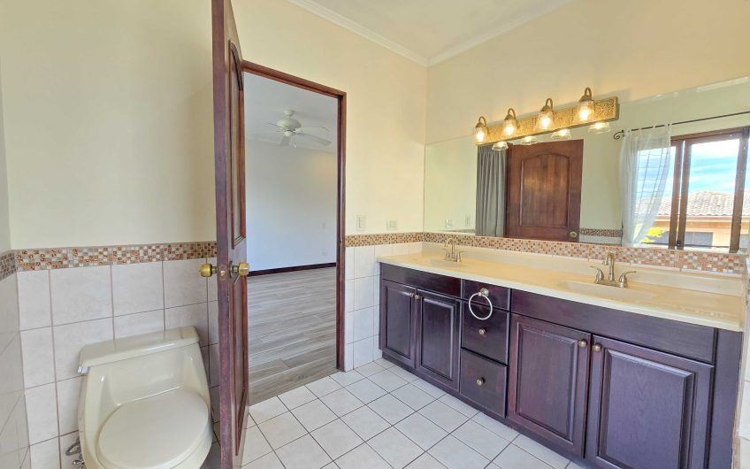 Puerta de Hierro Santa Ana! Condo de 3 habit. con jardín