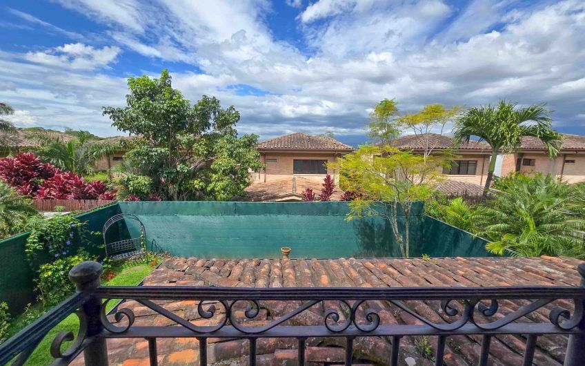 Puerta de Hierro Santa Ana! Condo de 3 habit. con jardín