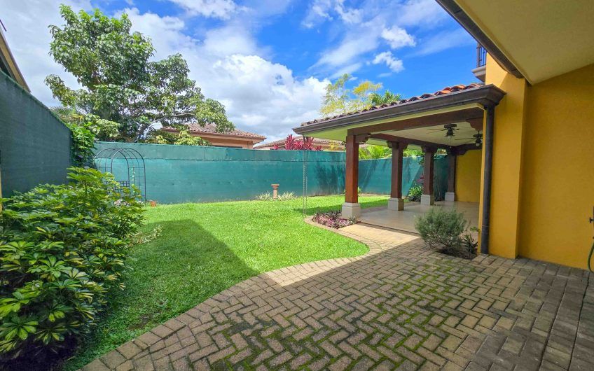 Puerta de Hierro Santa Ana! Condo de 3 habit. con jardín