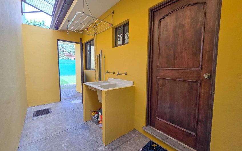 Puerta de Hierro Santa Ana! Condo de 3 habit. con jardín