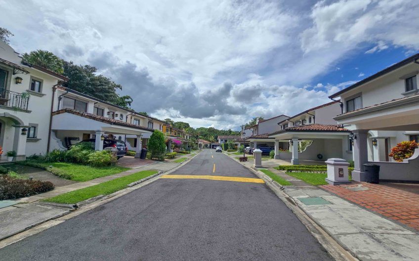 Puerta de Hierro Santa Ana! Condo de 3 habit. con jardín