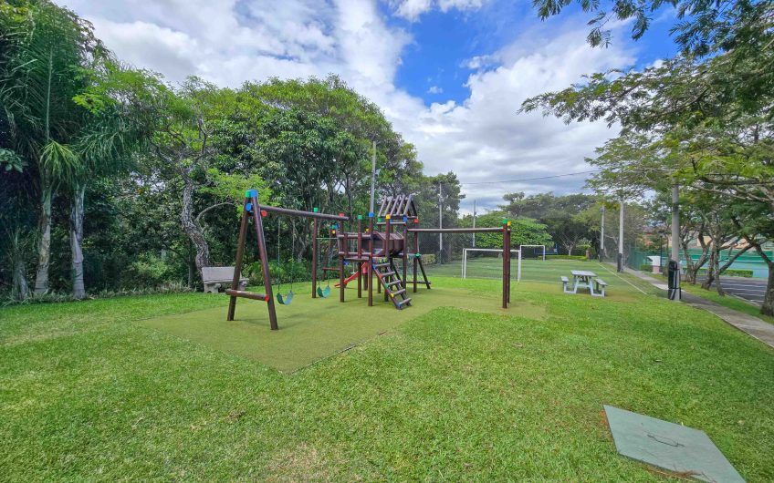 Puerta de Hierro Santa Ana! Condo de 3 habit. con jardín