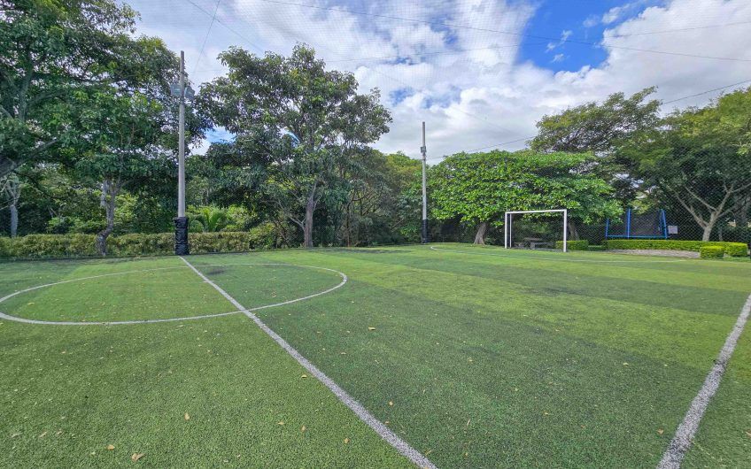 Puerta de Hierro Santa Ana! Condo de 3 habit. con jardín