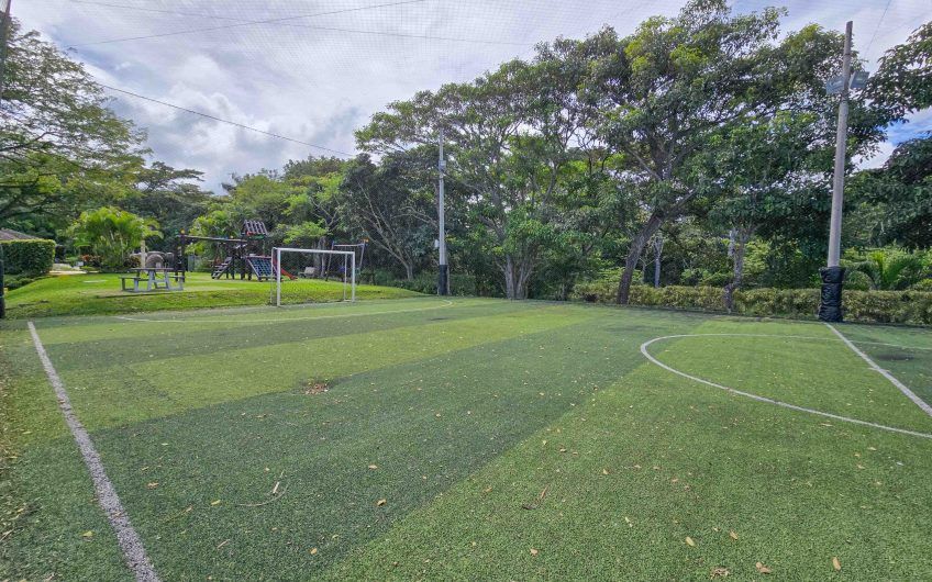 Puerta de Hierro Santa Ana! Condo de 3 habit. con jardín