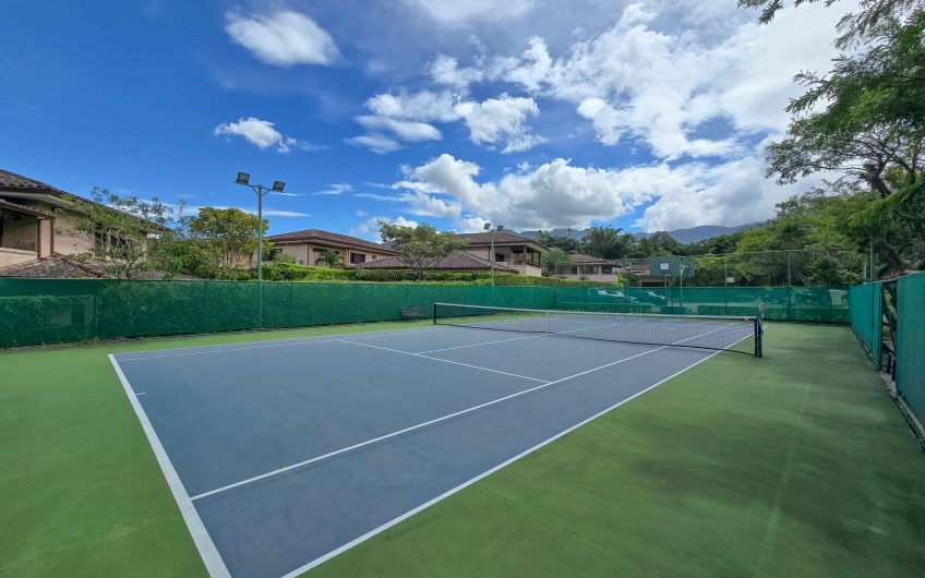 Puerta de Hierro Santa Ana! Condo de 3 habit. con jardín