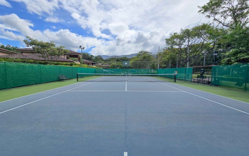 Puerta de Hierro Santa Ana! Condo de 3 habit. con jardín