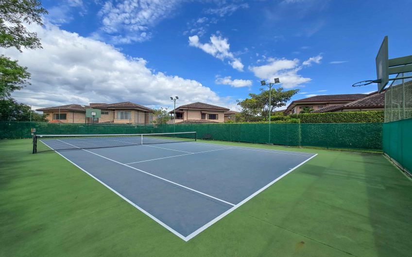 Puerta de Hierro Santa Ana! Condo de 3 habit. con jardín