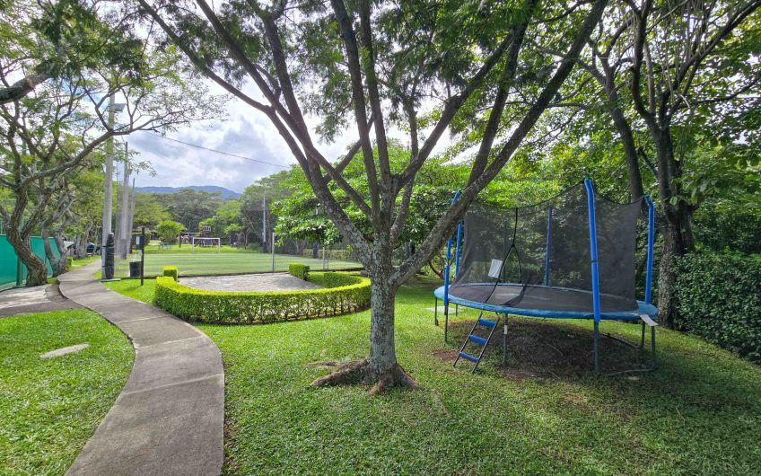 Puerta de Hierro Santa Ana! Condo de 3 habit. con jardín