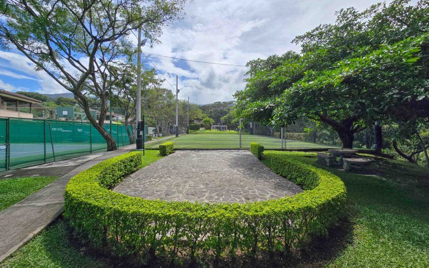 Puerta de Hierro Santa Ana! Condo de 3 habit. con jardín