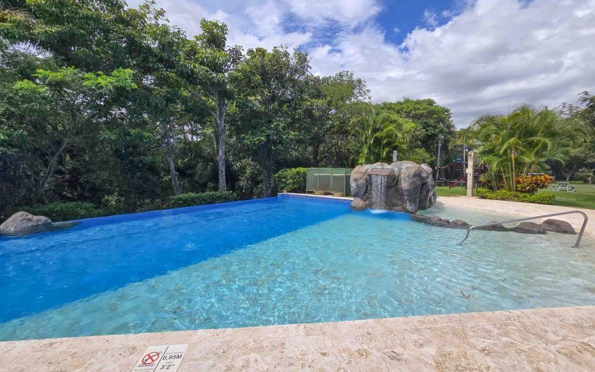 Puerta de Hierro Santa Ana! Condo de 3 habit. con jardín