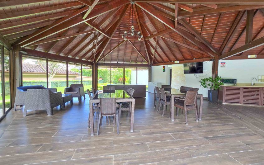 Puerta de Hierro Santa Ana! Condo de 3 habit. con jardín