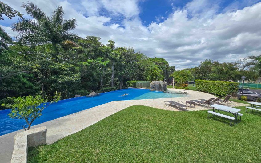 Puerta de Hierro Santa Ana! Condo de 3 habit. con jardín