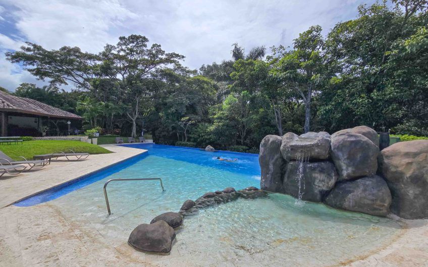 Puerta de Hierro Santa Ana! Condo de 3 habit. con jardín