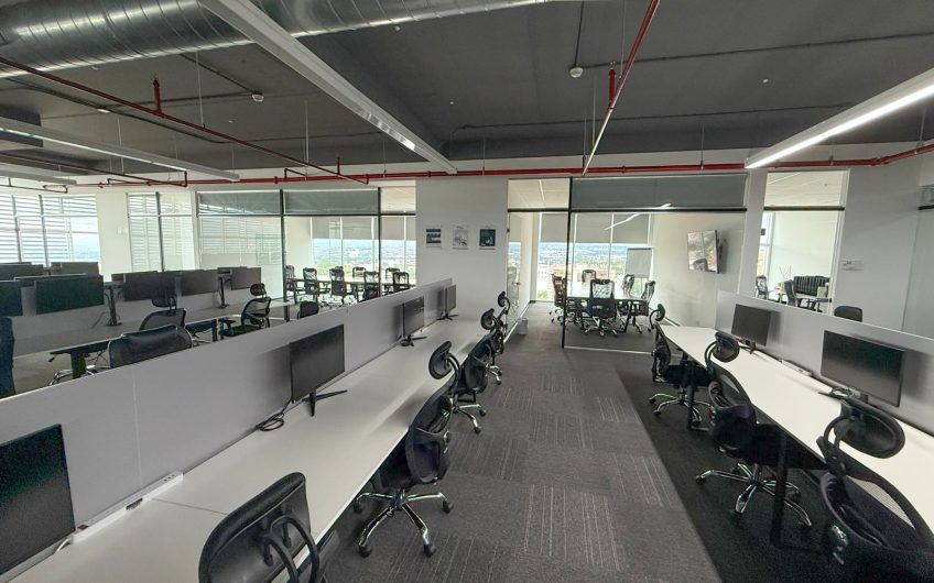 Oficina de 585 m2 en Oficentro Torre Cordillera Rohrmoser Pavas