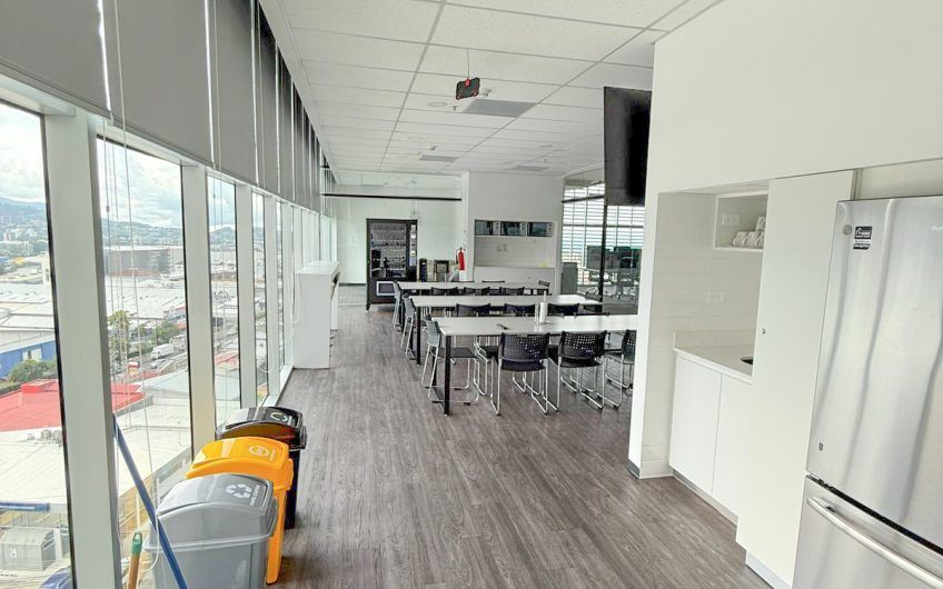 Oficina de 585 m2 en Oficentro Torre Cordillera Rohrmoser Pavas