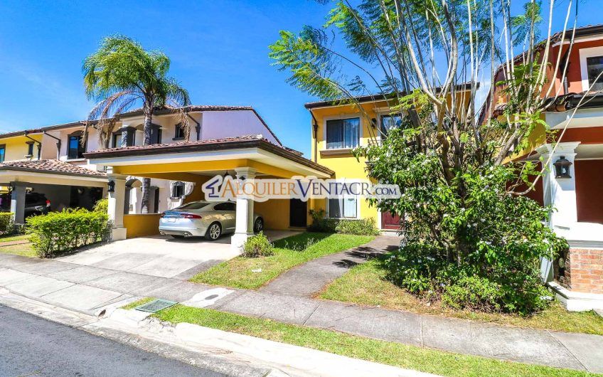 Puerta de Hierro Santa Ana! Condo de 3 habit. con jardín