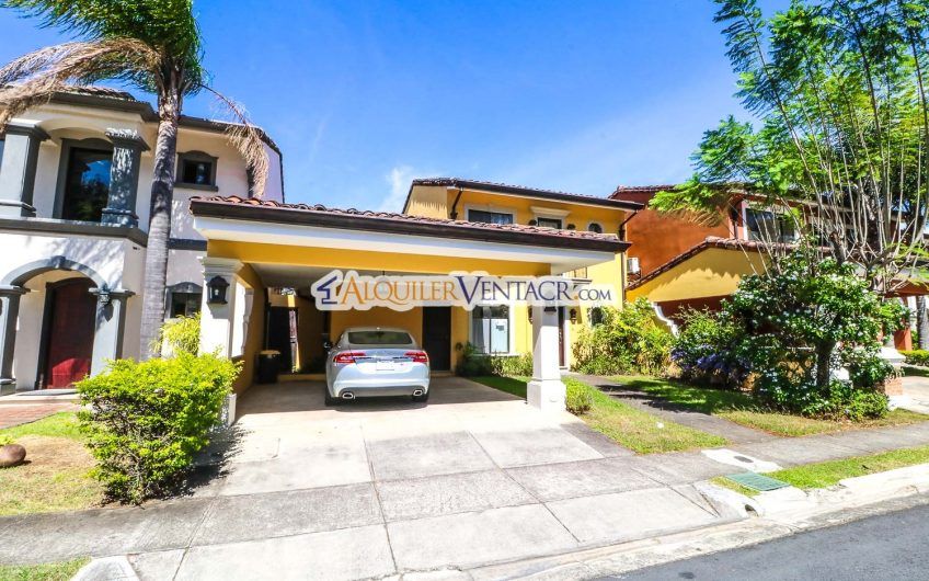 Puerta de Hierro Santa Ana! Condo de 3 habit. con jardín