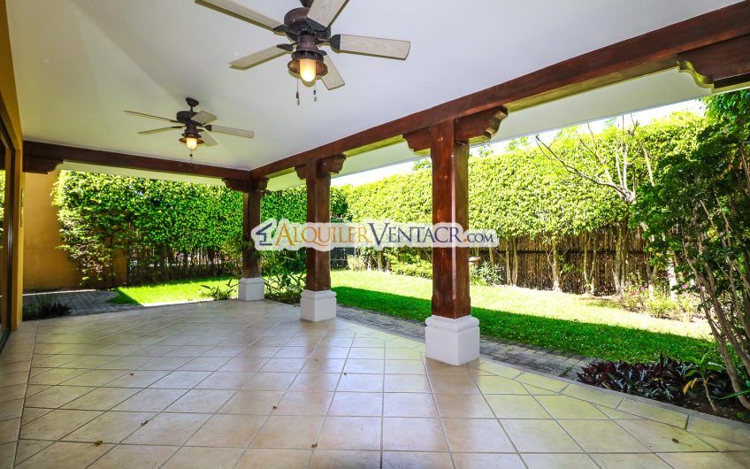 Puerta de Hierro Santa Ana! Condo de 3 habit. con jardín