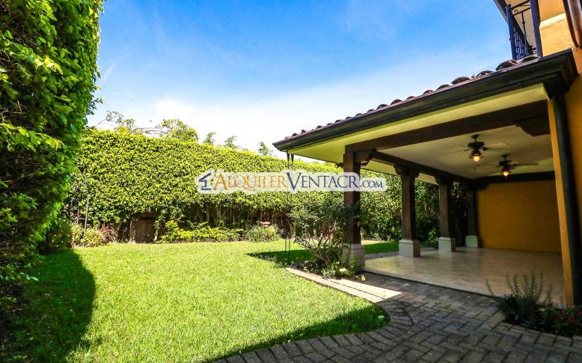 Puerta de Hierro Santa Ana! Condo de 3 habit. con jardín