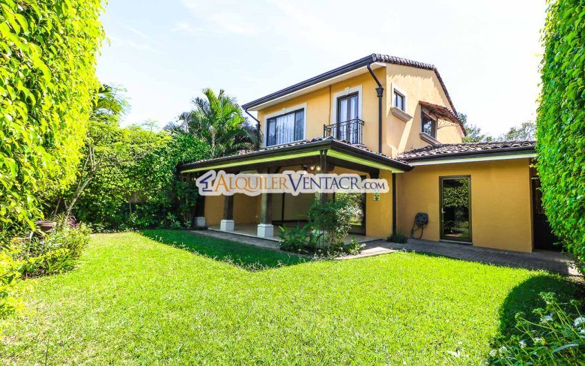 Puerta de Hierro Santa Ana! Condo de 3 habit. con jardín