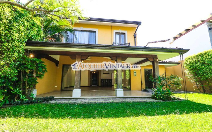 Puerta de Hierro Santa Ana! Condo de 3 habit. con jardín