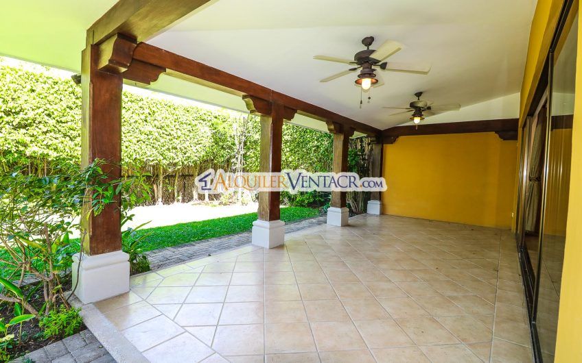 Puerta de Hierro Santa Ana! Condo de 3 habit. con jardín