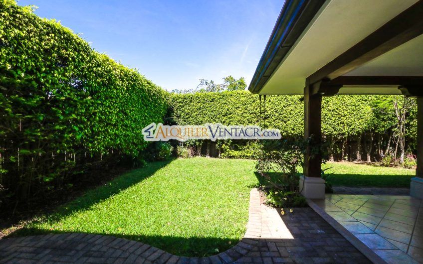 Puerta de Hierro Santa Ana! Condo de 3 habit. con jardín