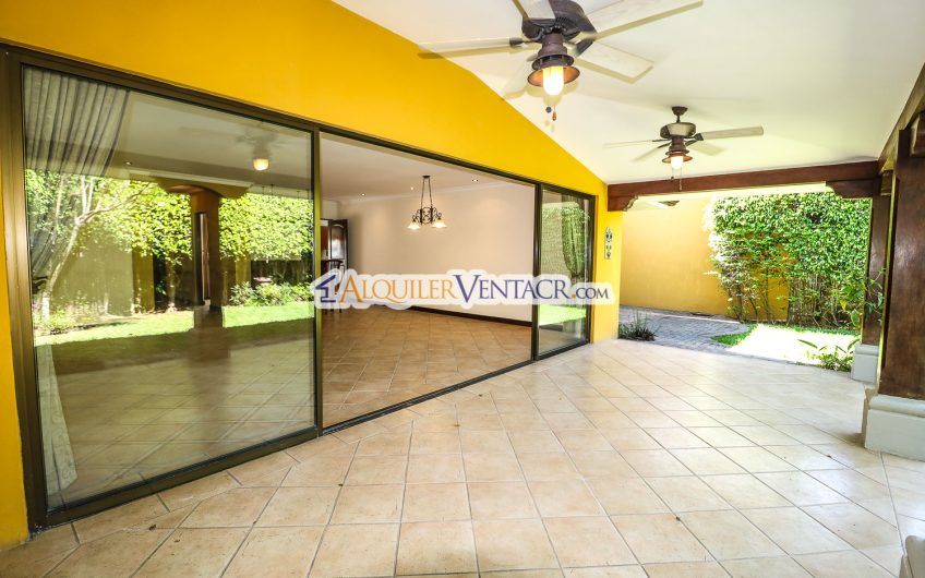 Puerta de Hierro Santa Ana! Condo de 3 habit. con jardín